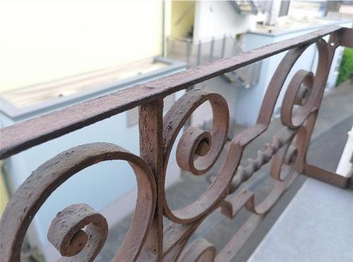 a wooden bench sitting in front of a window at Ferienwohnungen am Holzmarkt, am Rande der Altstadt in Bad Kreuznach