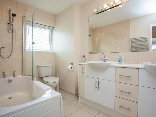 uma casa de banho com um lavatório, um WC e um chuveiro em Flower Pots House - Uk39782 em Paignton
