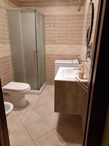 ein Bad mit einer Dusche, einem WC und einem Waschbecken in der Unterkunft CasArcieri mare in Barletta