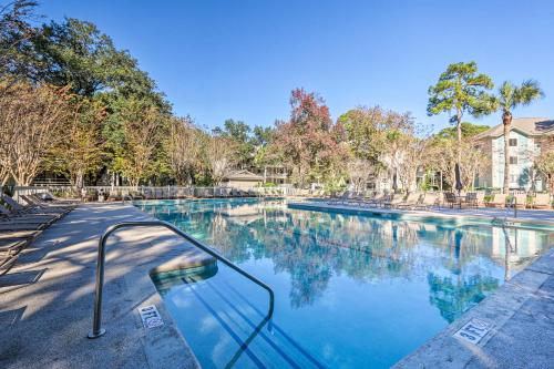 Walk to Beach: Hilton Head Condo w/ Pool Access photo 23