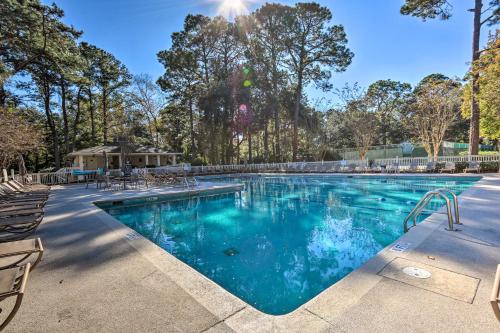 Walk to Beach: Hilton Head Condo w/ Pool Access photo 11