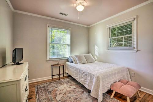 Postel nebo postele na pokoji v ubytování Bright and Cozy Charleston Home Near Downtown!