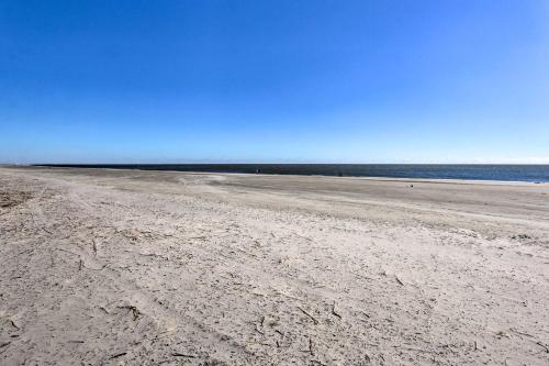 Walk to Beach: Hilton Head Condo w/ Pool Access photo 26