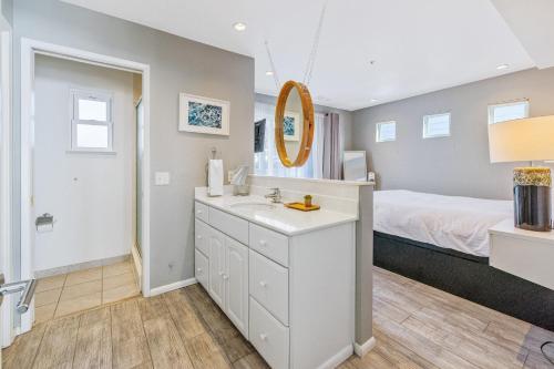 een badkamer met een wastafel en een bed bij Pier View Suites - Townhouse A in Cayucos