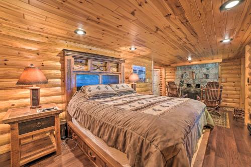 um quarto com uma cama num chalé de madeira em Dreamy Cabin Steps to Thumb Lake Swim and Fish em Boyne Falls