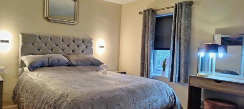 una camera con un letto, una finestra e un acquario di Marmaduke Apartments - Entire Apartment Close to City Centre a Liverpool