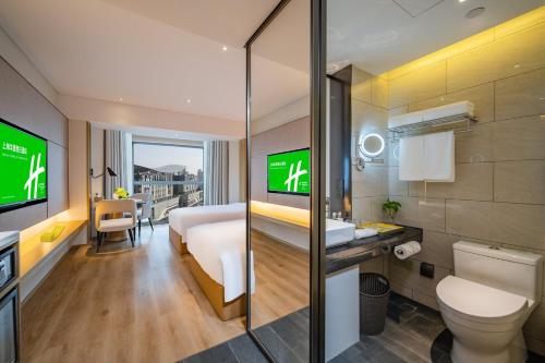 Koupelna v ubytování Holiday Inn Shanghai Huaxia by IHG - overlooking city scenery at Sky View Restaurant