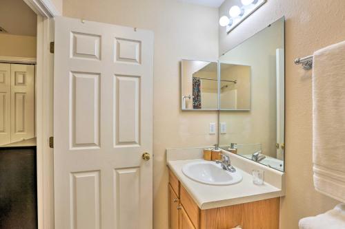 uma casa de banho branca com um lavatório e um espelho em Tallahassee Townhome 4 Mi to College Town! em Tallahassee