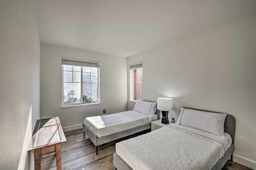 sypialnia z 2 łóżkami i oknem w obiekcie San Francisco Getaway with Luxury Amenities! w mieście South San Francisco