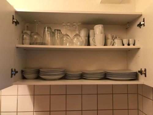 ドレスデンにあるInnenstadt-Appartementの皿棚