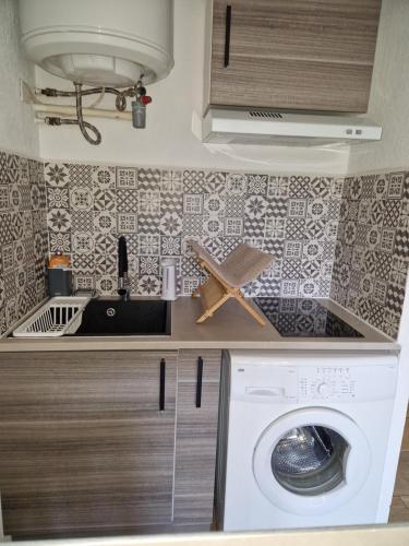 a kitchen with a washer and a washing machine at Sanary sur mer, Soleil et douceur I in Sanary-sur-Mer