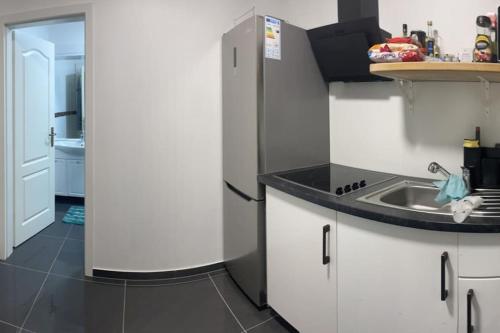 cocina con nevera y fregadero en 2Schlafenzimmer waschen möglich en Mönchengladbach