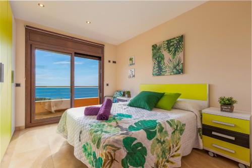 ein Schlafzimmer mit einem Bett mit Blick auf das Meer in der Unterkunft Villa Origami in Lloret de Mar
