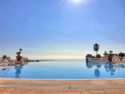einen großen Pool mit Blick auf das Wasser in der Unterkunft Cocon cannois in Cannes