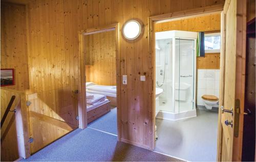 ホーエンタウアーンにあるStunning Home In Hohentauern With 4 Bedroomsのバスルーム(シャワー、トイレ付)