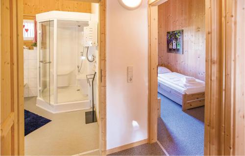 ホーエンタウアーンにあるBeautiful Home In Hohentauern With 4 Bedroomsのバスルーム(シャワー付)、ベッド1台が備わります。