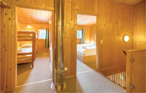 ホーエンタウアーンにあるBeautiful Home In Hohentauern With 4 Bedroomsの二段ベッド2台、バスルームが備わる小さな客室です。