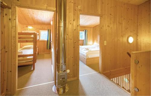 ホーエンタウアーンにあるStunning Home In Hohentauern With 3 Bedroomsの二段ベッド2台、バスルームが備わる小さな客室です。