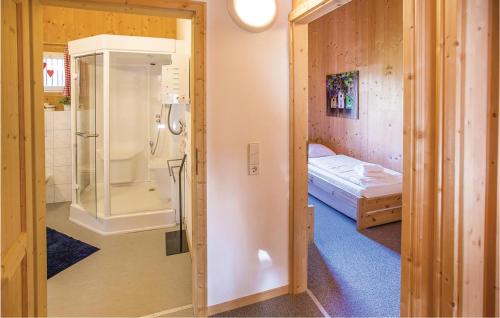 ホーエンタウアーンにあるStunning Home In Hohentauern With 3 Bedroomsのバスルーム(シャワー付)、ベッド1台が備わります。