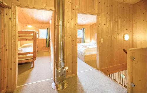 ホーエンタウアーンにあるAmazing Home In Hohentauern With 2 Bedroomsのベッドルーム1室、二段ベッド1組が備わる小さな客室です。