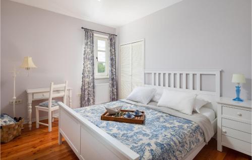 una camera bianca con un letto e un vassoio di Amazing Home In Poropati With 4 Bedrooms, Wifi And Outdoor Swimming Pool a Boškari