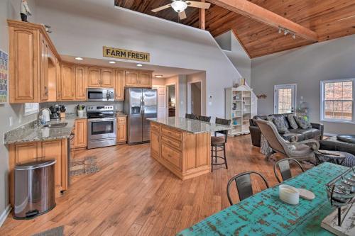 Η κουζίνα ή μικρή κουζίνα στο Lakefront Retreat with Views, Near Mammoth Cave!