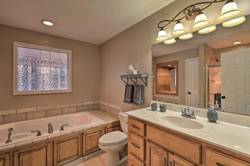 Ένα μπάνιο στο Lakefront Retreat with Views, Near Mammoth Cave!
