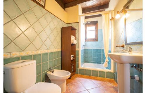 een badkamer met een toilet en een wastafel bij 1 Bedroom Amazing Apartment In Periana in Periana
