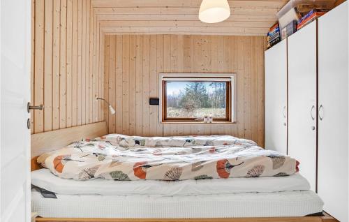 sypialnia z dużym łóżkiem w pokoju w obiekcie Stunning Home In rsted With 3 Bedrooms, Sauna And Wifi w mieście Kare