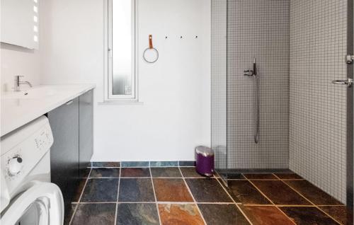 La salle de bains est pourvue d'une douche, de toilettes et d'un lavabo. dans l'établissement Awesome Home In Kalundborg With Kitchen, à Kalundborg
