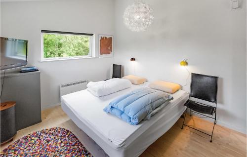 カロンボーにあるAwesome Home In Kalundborg With 3 Bedrooms And Wifiのベッドルーム(ベッド1台、薄型テレビ付)