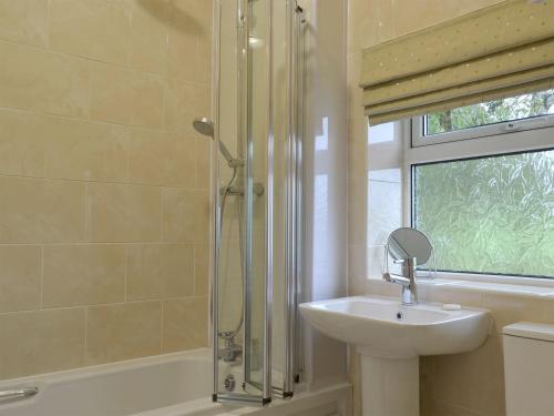 y baño con lavabo y ducha. en The Mill Cottage en Ault Hucknall