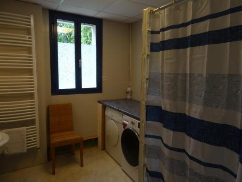 LicquesにあるGîte du Moulinの洗濯機と窓付きのランドリールーム