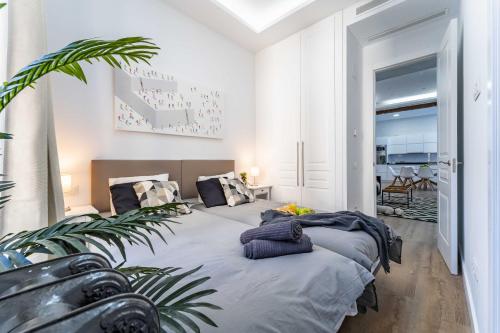 sypialnia z dużym łóżkiem w pokoju w obiekcie Premium Apartment La Latina w Madrycie