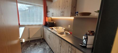 eine kleine Küche mit einer Spüle und einer Theke in der Unterkunft Ferienhaus Panorama in Mutters