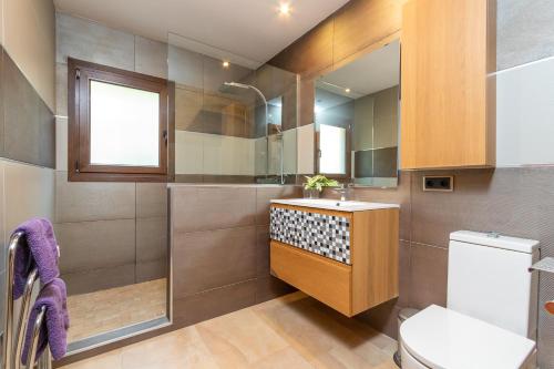 羅列特海岸的住宿－Villa Origami，一间带水槽和卫生间的浴室