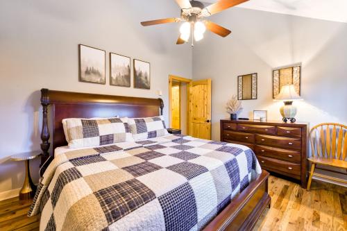 een slaapkamer met een bed en een plafondventilator bij Briarcliff A-03 in Sugar Mountain