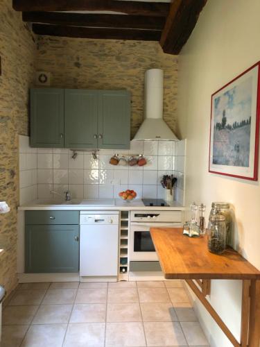 A kitchen or kitchenette at Gîte de la Butte