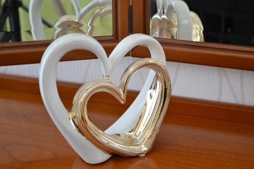 two heart shaped glass hearts sitting on a table at Zauber der Pfalz in Römerberg