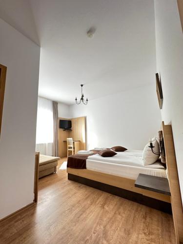 a bedroom with a large bed in a room at Vila Paltinis in Păltiniş