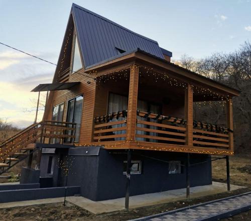 ein Haus mit einem Gamer-Dach und einer Terrasse in der Unterkunft Akhatani Inn in Akhatani