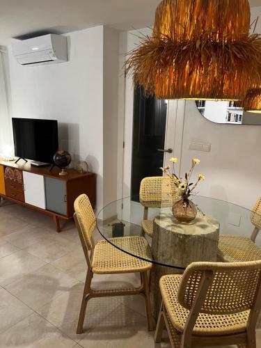 sala de estar con mesa de cristal y sillas en BEACH & URBAN PLAYA SAN JUAN, en Alicante