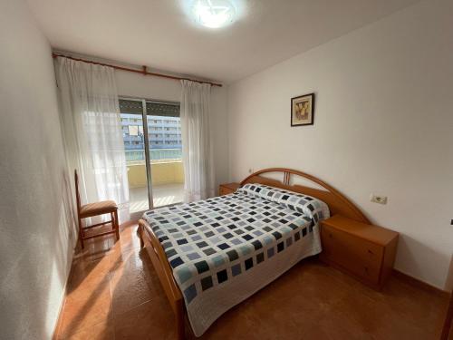 ペニスコラにあるAlpen 1 Peñiscola Azaharのベッドルーム1室(ベッド1台、大きな窓付)
