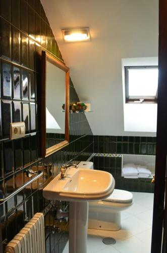 Bilik mandi di apartamentos y habitaciones Quinta La Espadaña apartamentos y habitaciones Quinta la Espadaña