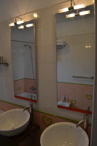 Bilik mandi di apartamentos y habitaciones Quinta La Espadaña apartamentos y habitaciones Quinta la Espadaña