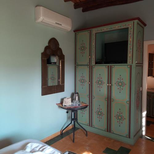 Televisyen dan/atau pusat hiburan di Gîte Rural de Marrakech