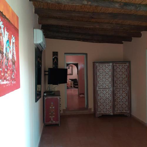 Televisyen dan/atau pusat hiburan di Gîte Rural de Marrakech