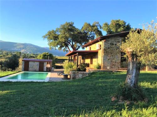 a house with a swimming pool in a yard at Quinta Lourena - Casa do Desassossego in Covilhã