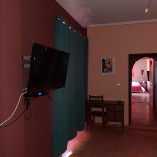 Televisyen dan/atau pusat hiburan di Gîte Rural de Marrakech