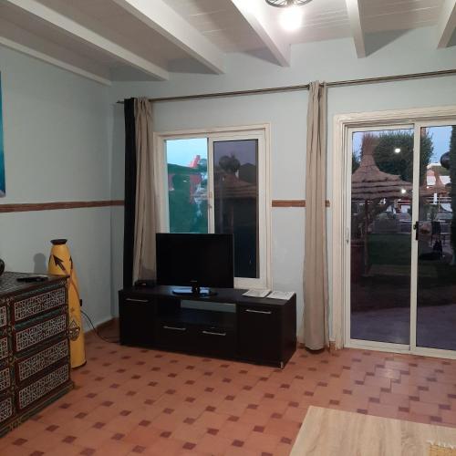 Televisyen dan/atau pusat hiburan di Gîte Rural de Marrakech